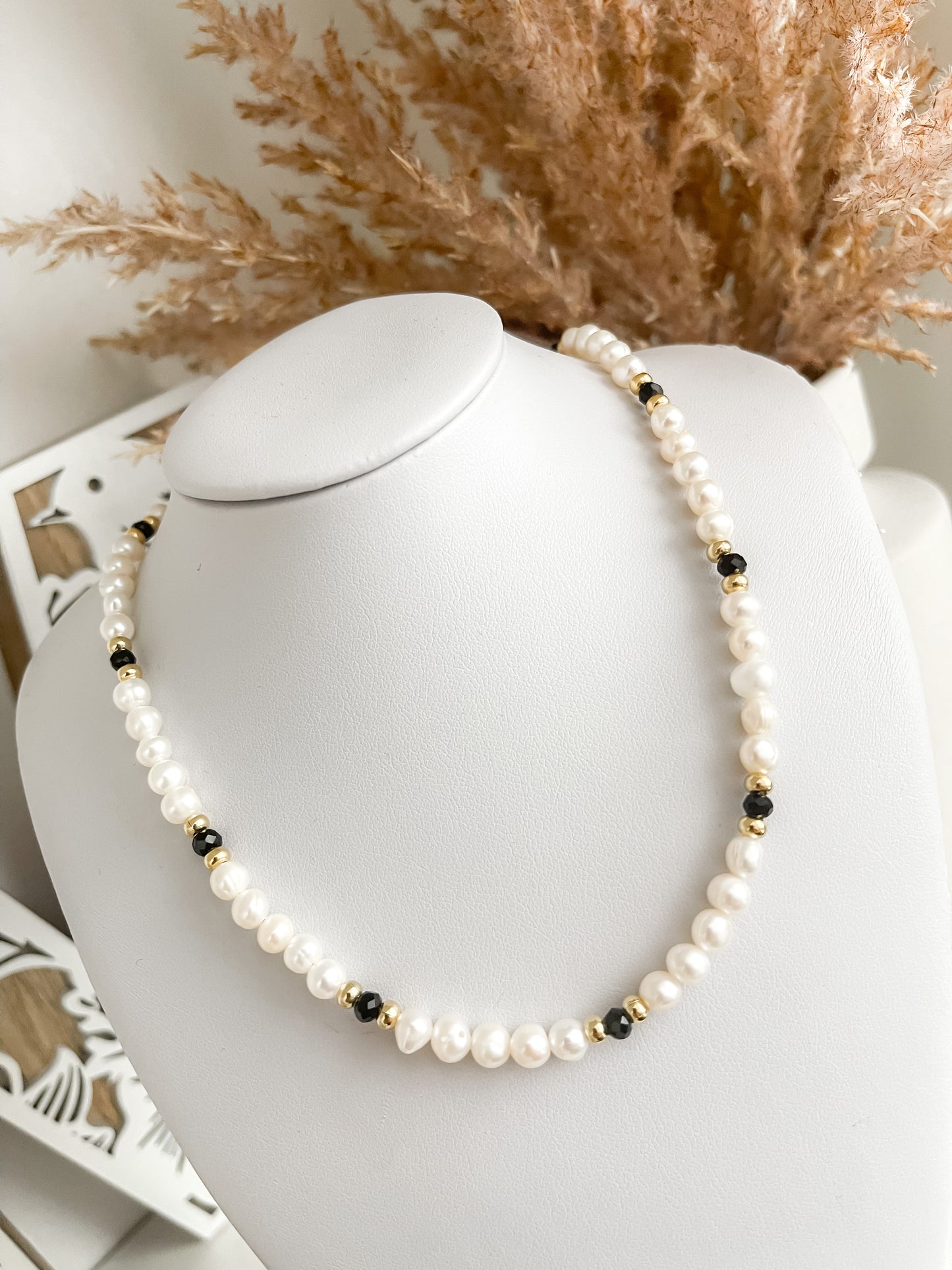 Black and pearls chocker